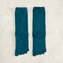 Load image into Gallery viewer, Luminous Silk Five Finger Crew Length Socks / Dark Green - Yu-ito
