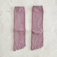Load image into Gallery viewer, Luminous Silk Five Finger Crew Length Socks / Lavender - Yu-ito