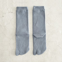 Load image into Gallery viewer, Luminous Silk Tabi Crew Length Socks / Light Blue - Yu-ito