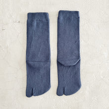 Load image into Gallery viewer, Luminous Silk Tabi Crew Length Socks / Dark Blue - Yu-ito