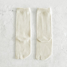Load image into Gallery viewer, Luminous Silk Tabi Crew Length Socks / White - Yu-ito