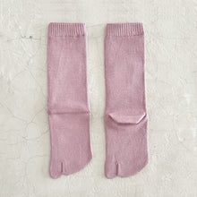 Load image into Gallery viewer, Luminous Silk Tabi Crew Length Socks / Lavender - Yu-ito