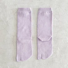 Load image into Gallery viewer, Luminous Silk Tabi Crew Length Socks / Lilac - Yu-ito