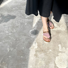 Load image into Gallery viewer, Luminous Silk Tongs Socks / Dark Blue - Yu-ito