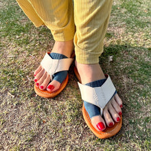 Load image into Gallery viewer, Luminous Silk Tongs Socks / Dark Blue - Yu-ito