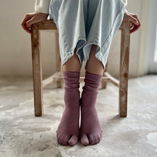 Load image into Gallery viewer, Luminous Silk Tabi Crew Length Socks / White - Yu-ito