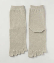 Load image into Gallery viewer, Organic Cotton Five Finger Socks Vegetable Dyeing / Matcha Latte - Yu-ito