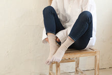 Load image into Gallery viewer, Organic Cotton Five Finger Border Socks Vegetable Dyeing / Salmon Pink - Yu-ito