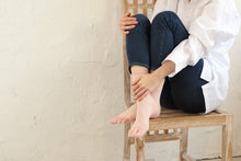 Load image into Gallery viewer, Organic Cotton Five Finger Border Socks Vegetable Dyeing / Salmon Pink - Yu-ito