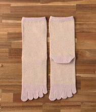 Load image into Gallery viewer, Organic Cotton Five Finger Border Socks Vegetable Dyeing / Sakura Pink - Yu-ito