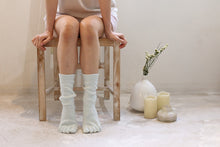 Load image into Gallery viewer, Smooth Silk Five Finger Room Socks / Mint Green - Yu-ito