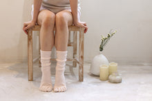 Load image into Gallery viewer, Smooth Silk Five Finger Room Socks / Mint Green - Yu-ito