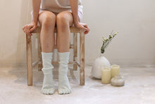 Load image into Gallery viewer, Smooth Silk Five Finger Room Socks / White - Yu-ito