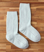 Load image into Gallery viewer, Smooth Silk Crew Length Socks / Mint Green - Yu-ito