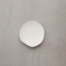 Load image into Gallery viewer, feuille Plate / 17cm Matte White - miyama x metaphys