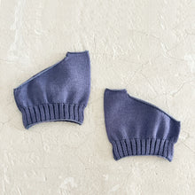 Load image into Gallery viewer, Luminous Silk Tongs Socks / Dark Blue - Yu-ito