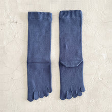 Load image into Gallery viewer, Luminous Silk Five Finger Crew Length Socks / Dark Blue - Yu-ito