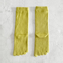 Load image into Gallery viewer, Luminous Silk Five Finger Crew Length Socks / Yellow - Yu-ito