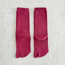 Load image into Gallery viewer, Luminous Silk Tabi Crew Length Socks / Strawberry - Yu-ito