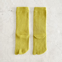 Load image into Gallery viewer, Luminous Silk Tabi Crew Length Socks / Yellow - Yu-ito