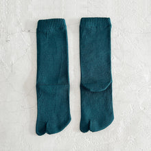 Load image into Gallery viewer, Luminous Silk Tabi Crew Length Socks / Dark Green - Yu-ito