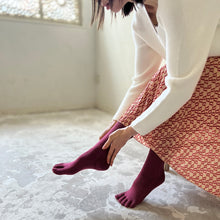 Load image into Gallery viewer, Luminous Silk Five Finger Crew Length Socks / Strawberry - Yu-ito