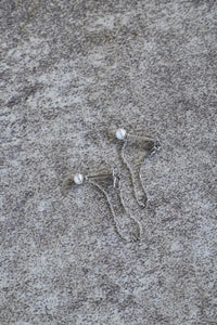 SANDRA - BABY AKOYA WITH CHAIN PIERCED EARRINGS / Silver - Margaret SMITH