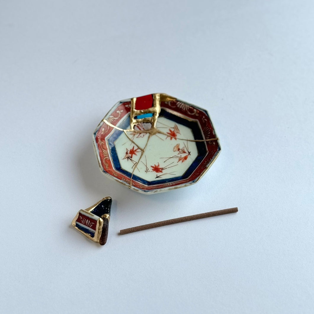 Antique Imari Red Flowers Drawing Small Plate (Mame-zara) with Kintsugi Incense Holder - Tomomi Kamoshita