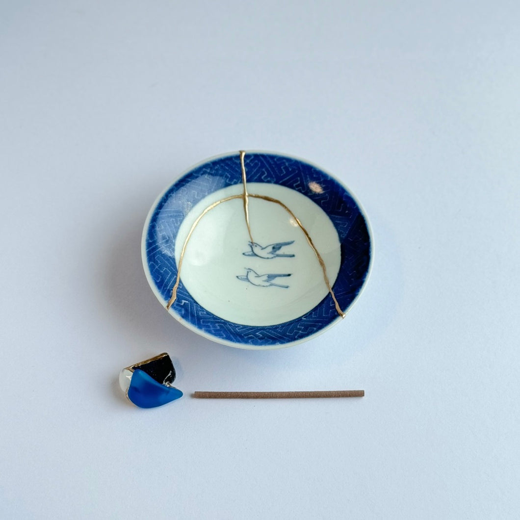 Antique Imari White Birds Drawing Small Plate (Mame-zara) with Kintsugi Incense Holder - Tomomi Kamoshita