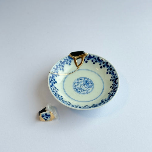 Antique Imari Arabesque Pattern Drawing Small Plate (Mame-zara) with Kintsugi Incense Holder - Tomomi Kamoshita