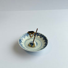 Load image into Gallery viewer, Antique Imari Arabesque Pattern Drawing Small Plate (Mame-zara) with Kintsugi Incense Holder - Tomomi Kamoshita