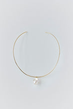 Load image into Gallery viewer, LYNN - ONE OF A KIND BAROQUE PEARL NECK CUFF / Gold - Margaret SMITH