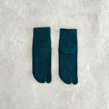 Load image into Gallery viewer, Mino Washi Paper &amp; Organic Cotton Tabi Socks dark green