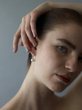 Load image into Gallery viewer, Ninette keshi pearl hoops editorial