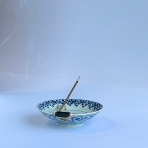 Antique Imari Arabesque Pattern Drawing Small Plate (Mame-zara) with Kintsugi Incense Holder - Tomomi Kamoshita