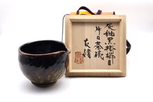 Load image into Gallery viewer, Tomoo Hamada_Ash-glazed black comb pattered katakuchi matcha bowl with box_1277_4