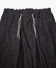 Load image into Gallery viewer, circular short pants black denim one wash detail