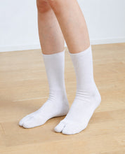 Load image into Gallery viewer, flexor_edit_crew_tabi_white