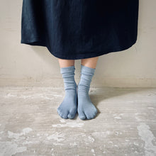 Load image into Gallery viewer, Luminous Silk Tabi Crew Length Socks / Dark Blue - Yu-ito