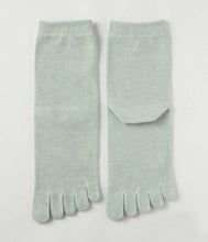 Load image into Gallery viewer, Organic Cotton Five Finger Socks Vegetable Dyeing / Spring Green - Yu-ito