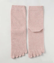 Load image into Gallery viewer, Organic Cotton Five Finger Socks Vegetable Dyeing / Sakura Pink - Yu-ito