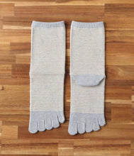 Load image into Gallery viewer, Organic Cotton Five Finger Border Socks Vegetable Dyeing / Blueberry - Yu-ito