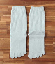 Load image into Gallery viewer, Smooth Silk Five Finger Room Socks / Mint Green - Yu-ito