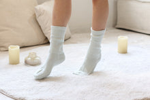 Load image into Gallery viewer, Smooth Silk Crew Length Socks / White - Yu-ito